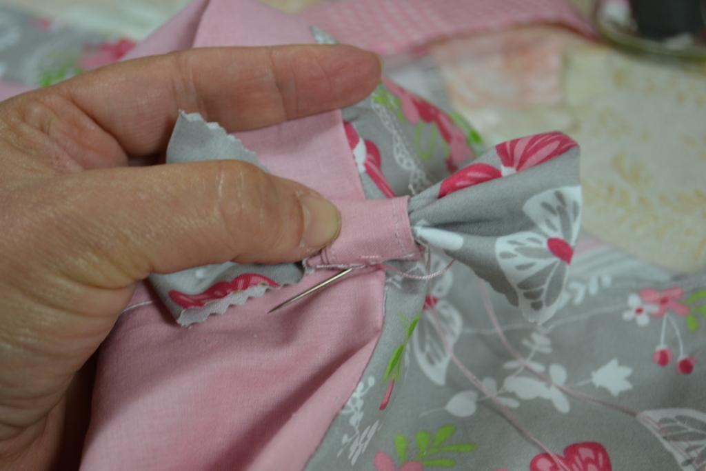 noeud-papillon-tutoriel-fabriquer-en-reste-tissu-sac-shopping--imprimé-fleurs-gris-rose
